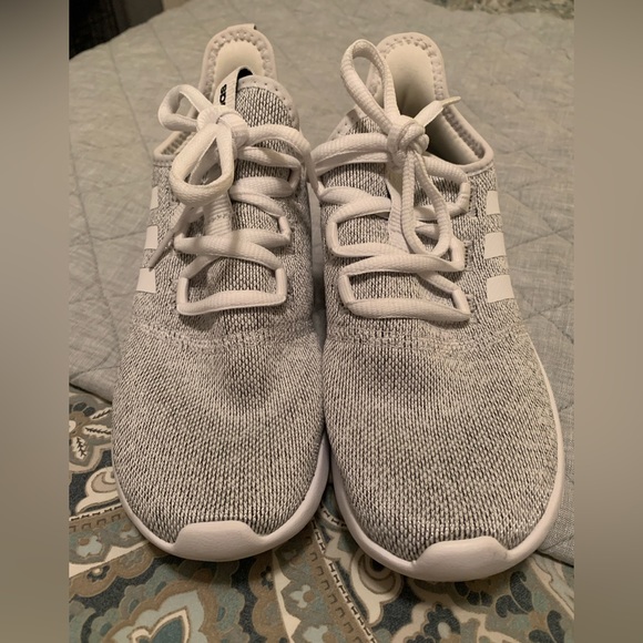 Like New Women’s Adidas Cloudfoam Sneaker - Picture 3 of 15